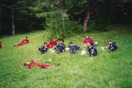 2001 neki v travi ležijo_150701